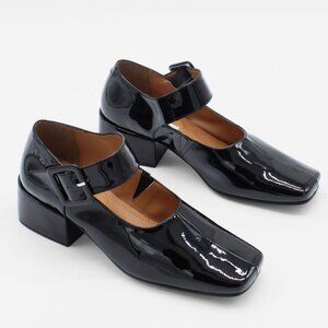 About Arianne Charlie Black